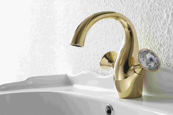 Смеситель для раковины Bravat Swan F14287G-ENG золото